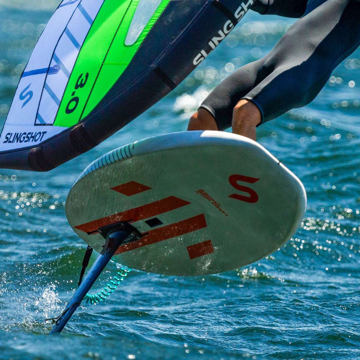 Wing Craft V3 en acción con sistema de foil One-Lock en agua picada