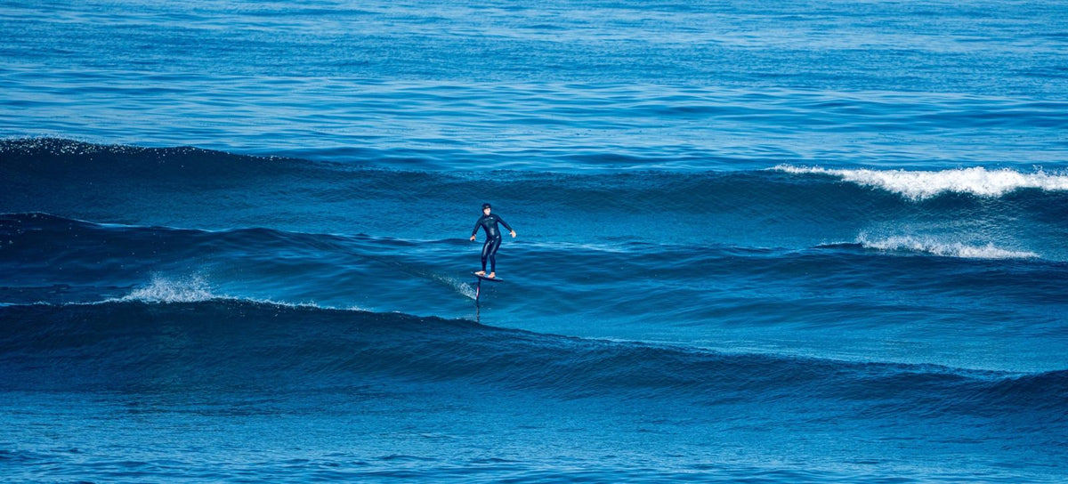 Foil Assist con Foil Drive tomando olas en el mar