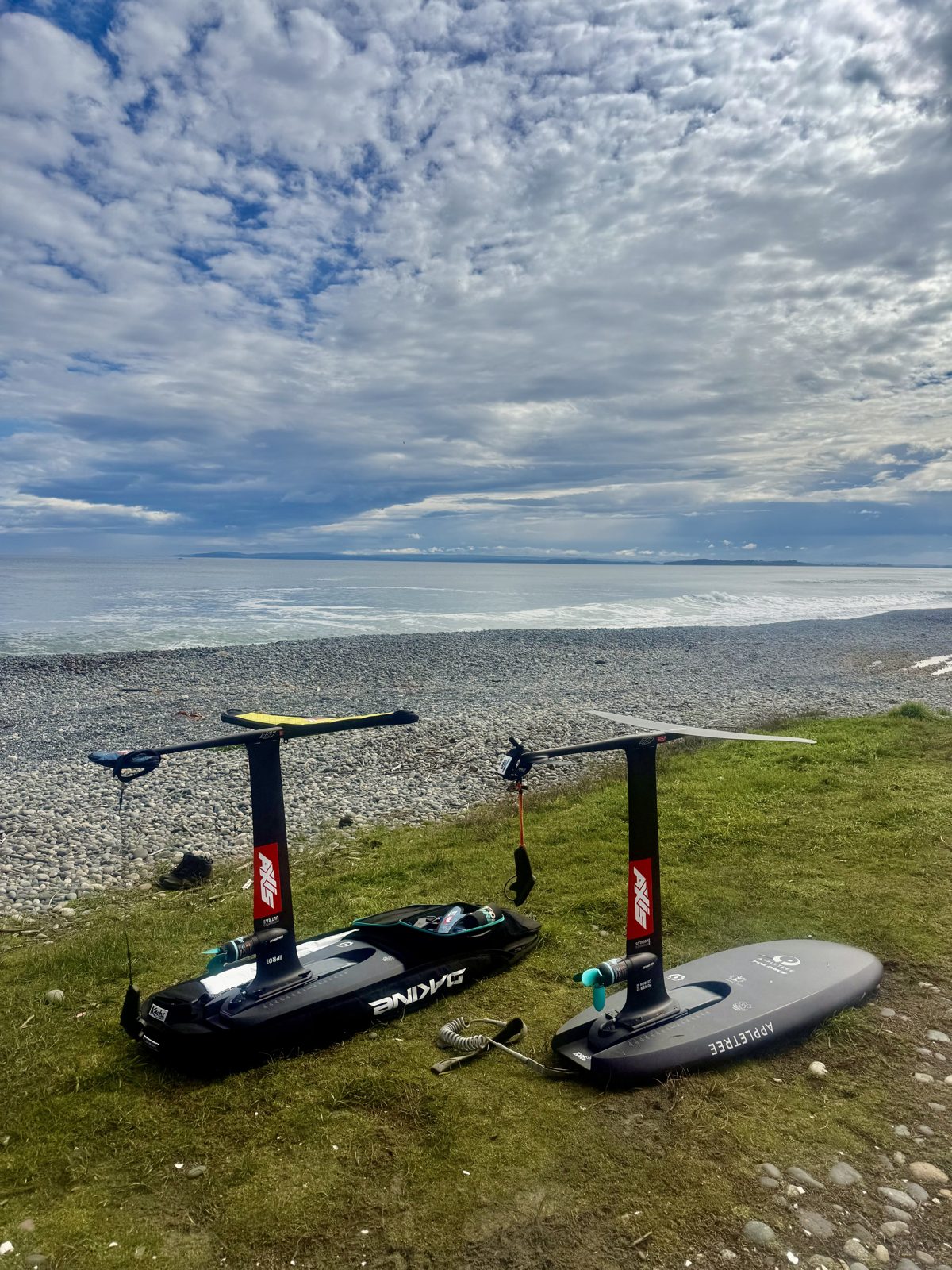 Equipos Foil Drive armados en una playa del sur de Chile