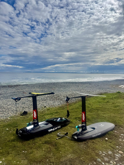 Equipos Foil Drive armados en una playa del sur de Chile
