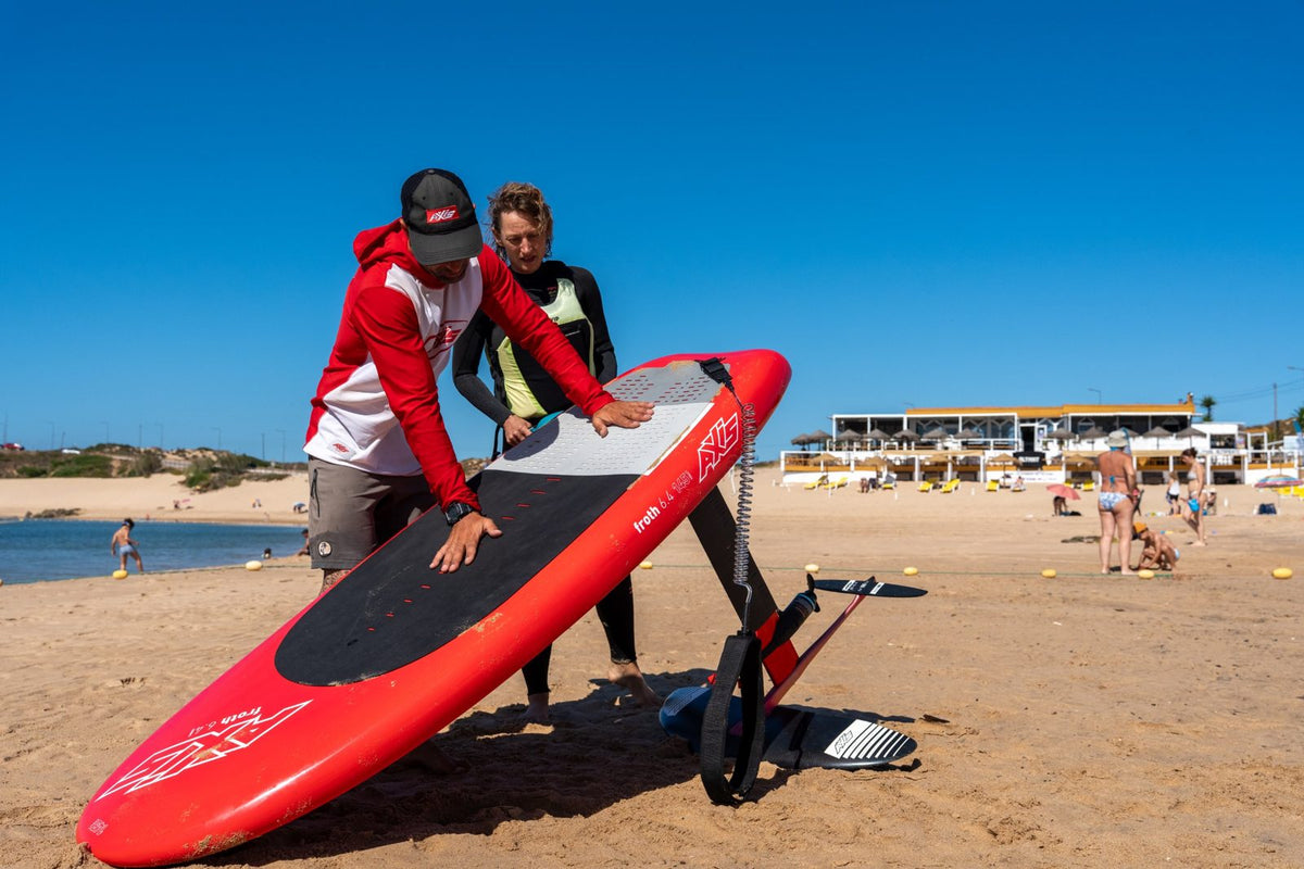 Instructor explicando la tabla de Foil Assist antes de entrar al agua